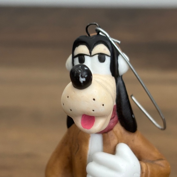 VINTAGE Disney GOOFY CAROLING Christmas Tree Ornament Ceramic Holding Book Sing - Picture 3 of 11